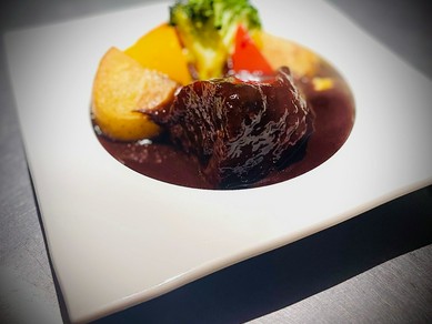 料理に合うワインのペアリングも。季節を考慮した味を提案