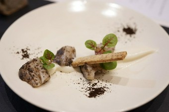 四季折々の食材とのハーモニーが魅力の『トリュフを使った前菜』