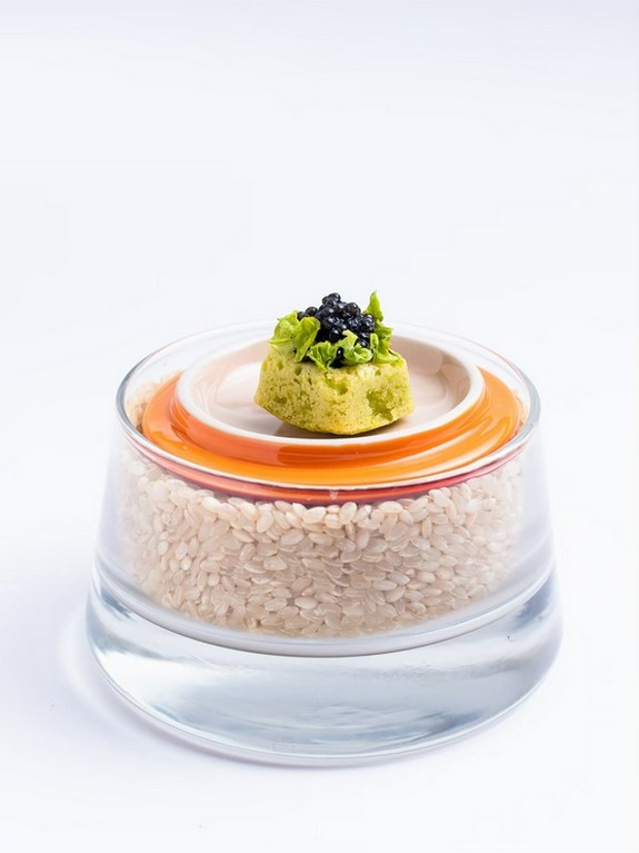 季節の味とともにバランスよく仕上げられる『生キャビアを使ったアミューズ』