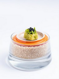 季節の味とともにバランスよく仕上げられる『生キャビアを使ったアミューズ』