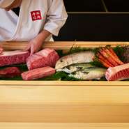 20種類の部位を使用した牛肉寿司と四季折々の食材を織り交ぜた、こだわりの牛肉割烹を堪能できるお店です。和牛＆海鮮の融合という、今までに味わったことのない新しいおいしさに感動するばかり。
