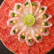 至福の味わいの牛肉寿司、そして寛ぎの時間は、きっと二人の心に残るシーンとなることでしょう。記念日などの際にはサプライズの相談も可能。海外からのお客様のもてなしにも喜ばれています。
