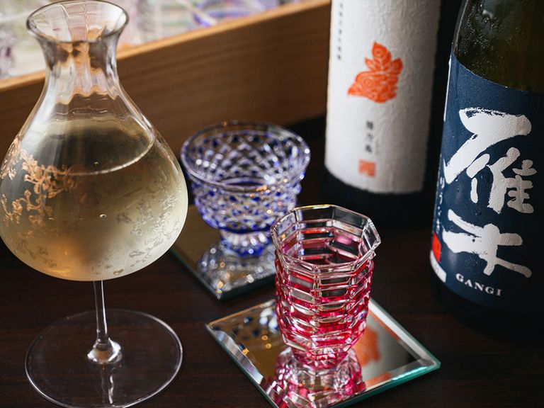 江戸切子の美しいグラスでいただく、厳選された日本酒やワイン