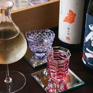 江戸切子の美しいグラスでいただく、厳選された日本酒やワイン