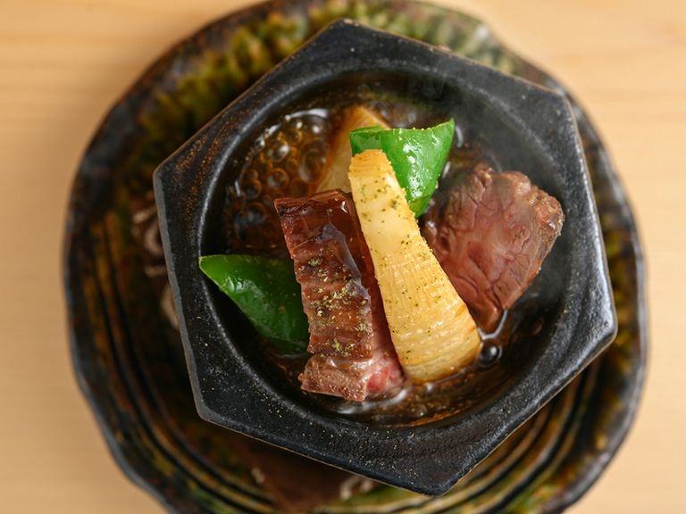 300℃に熱した陶器で味わう『チンジャオロース』