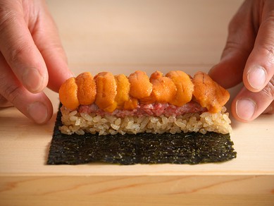 ＜カウンター席＞牛肉と魚介の寿司が堪能できる『牛肉寿司10貫コース』