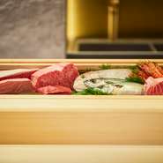 日本中から旬の魚介を集めた王道の寿司。飛騨牛や松阪牛で堪能する牛肉寿司。ネタによってシャリを使い分け、素材を活かす繊細な職人の匠の技。日本が誇る寿司と和牛が一つになった極上の料理です。
