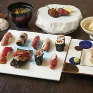 2時間飲み放題付き８貫コース。逸品料理もおすすめです！寿司職人が握る、旬な魚介と牛肉の融合。