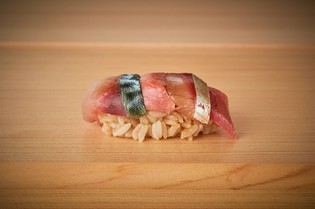 驚きの味わい！『牛たんと季節の天然魚の握り』