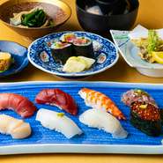渋谷の本店【魚料理　吉成本店】と系列店【寿しのいく味】で培った仕入れ力を活かし、全国の鮮魚が集う豊洲市場で上質な天然活魚を買付。平日は和食居酒屋、土日祝は寿司居酒屋として、多彩な海の幸を供しています。