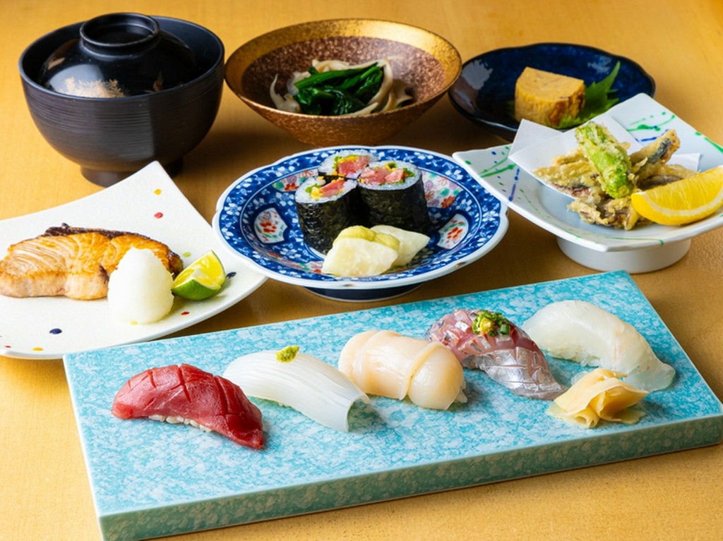 本格寿司、海鮮料理、旬の和食を二人で気構えなく楽しめる