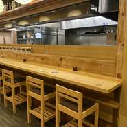 平日のディナータイムは「和食居酒屋」として営業しており、一人飲みのゲストも多め。白木の風合いが美しいカウンター席で思い思いにくつろげます。単品料理・お酒とも豊富なので、酒肴の愉しみがたくさん！