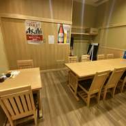 店内奥に4～6名様対応の完全個室があり、接待や会食などプライベート感を大切にしたいシーンに人気。加えて、暖簾で仕切れる半個室もあり、8～10名様の宴会などに対応。どちらも早めの予約がオススメです。