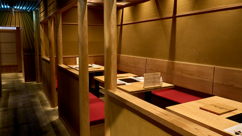 丸の内ブリックスクエア3階。都心の喧騒を忘れさせる上質空間