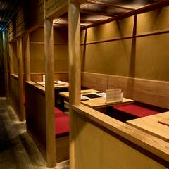 丸の内ブリックスクエア3階。都心の喧騒を忘れさせる上質空間