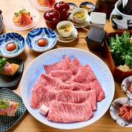 ザラメや醤油などで味付けをする関西風の『すき焼き』は、目の前で繰り広げられる調理パフォーマンスも楽しみ。絶妙に火入れされた肉に京都のブランド卵「濃紅」をたっぷり絡めていただけば、格別の味わいです。