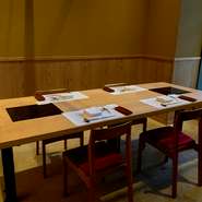 2023年10月1日より、ディナー営業のみ個室を御利用の場合
お部屋代として下記の料金を現地にて頂戴致します。
ご理解とご了承を何卒よろしくお願い申し上げます。
・2名～4名個室　1,100円（税込）※2名様よりご利用可能
・4名～6名個室　3,300円（税込）※4名様よりご利用可能
・8名～12名個室 5,500円（税込）※8名様より貸切可能
※御予約混雑状況によりご案内するお部屋は異なります。スタッフまでお問い合わせください。