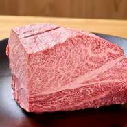 牛肉の格付け最上位のA5ランクは、きめ細かな肉質と良質な脂が特徴。さらに霜降りの状態がもっとも素晴らしいいものが十二等級です。【十二天】は単一のブランドにあえてこだわらず全国から至高の逸品を厳選します。