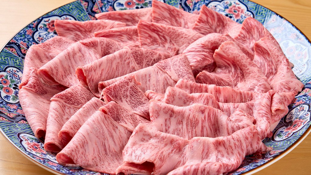 オーダーごとに包丁を入れ、肉の鮮度と旨みをキープ