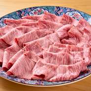 店頭のショーケースにずらりと並ぶ塊肉は、料理長ですら「肉を触るのが楽しい」と話すほどの一級品。料理人さえ魅了する肉のポテンシャルを損なうことがないように、オーダーが入るごとに丁寧にスライスしています。