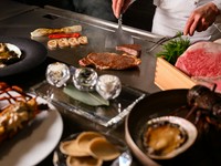 シェフが確かな目利きで仕入れる自慢の食材をご用意。シェフが厳選した特選銘柄牛、鉄板で仕上げた香り華やかな市場直送の新鮮な伊勢海老、鉄板の上で踊る新鮮な鮑を堪能できるコースに仕上げました。