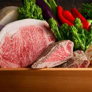 メインのお肉は1～2ヶ月ごとに全国各地の和牛から厳選。シェフが最もオススメできるクオリティのものを用意しています。お肉だけでなく、海鮮・野菜も新鮮かつ良質な季節の食材を、市場直送で取り揃えています。