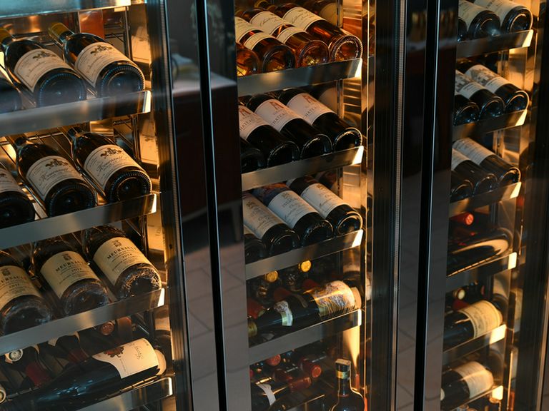 2000本以上の上質なワインを揃え、飲み頃の味わいをオンリスト