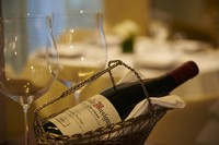 四季を細やかに表現するお料理に寄り添うように、フランス・イタリア・日本を中心としたワインを数千本貯蔵。
シャンパーニュから始まりお好みに合わせたペアリングや、グラスワインも多数ご用意しております。