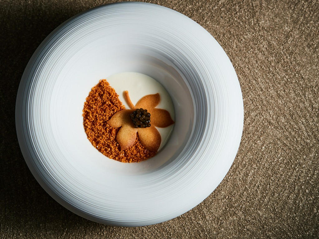 シグネチャーディッシュ　つや姫　毛蟹　紅葉