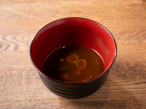 赤出汁味噌汁（コース内の料理一例）