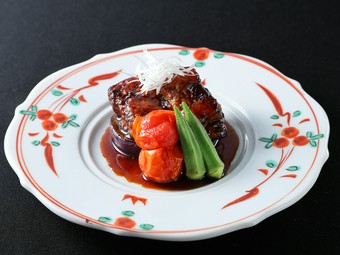 魅力的な素材同士が巡り合う『メインの焼き物』