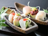 ご飯・デザート付き。リーズナブルながらも品数多めなミニコースです。