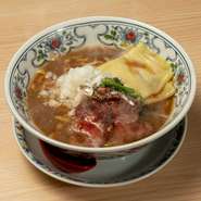 【ラーメン凪】とのコラボで生まれた一杯です。濃厚な煮干の風味が広がるスープに、しっかりとしたコシのあるちぢれ中太麺がマッチ。居酒屋の居心地と、有名店の味わいを同時に楽しめます。