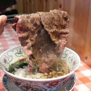 スープは、すき焼きをイメージした醤油ベースとなっています。トッピングは、もちろん大判の国産黒毛和牛。この国産黒毛和牛の贅沢な味わいが、口の中いっぱいに広がっていきます。