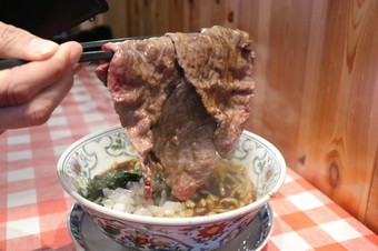 国産黒毛和牛を贅沢に使い、醤油ベースで仕上げた『和牛すき焼きラーメン』