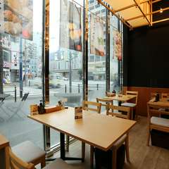 時間帯を問わず足を運べるオープンなお店