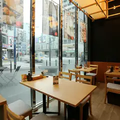 時間帯を問わず足を運べるオープンなお店