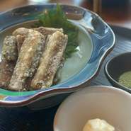 ごぼうを食べやすくスティック状にカットし、外はサクサク、中はほくほくに揚げました。噛むほどに広がるごぼうの豊かな香りと旨みが楽しめる、シンプルながらやみつきになる味わいをぜひどうぞ。