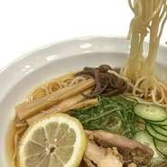じっくり炊き上げた鶏だしの旨みを閉じ込めた、さっぱりと味わえる冷製ラーメン。澄んだスープと喉ごしの良い麺が暑い日に心地よく、最後まで飽きずに楽しめるようにお好みで味変も楽しめる。店主自慢の一杯です。