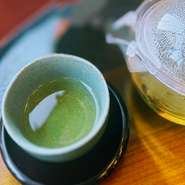 香ばしい麦茶に爽やかなミントをブレンドした、AKARIオリジナルのお茶。すっきりとした後味と心地よい清涼感が広がり、お食事のお供にもぴったり。ほっとひと息つきたい時におすすめの一杯です。