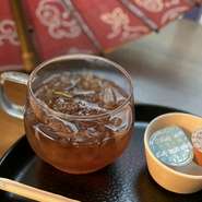 赤しその爽やかな酸味と華やかなラベンダーの香りをやさしく調和させた、AKARIオリジナルのハーブティー。鮮やかな色合いと上品な香りが心を落ち着かせ、食後やリラックスタイムにぴったりの一杯です。