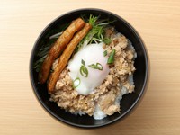 ご飯と相性の良いそぼろに、温玉をトッピング。ミニサイズのオーダーも可能です。