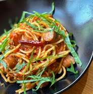 にんにくとトマトの旨みに、和風だしの奥深さを加えたピリ辛パスタ。ほどよい辛さが食欲を刺激し、お酒との相性も抜群。和とイタリアンが融合したクセになる味わいです。