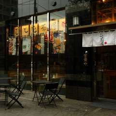 喫煙者にもうれしい、開放的なテラス席