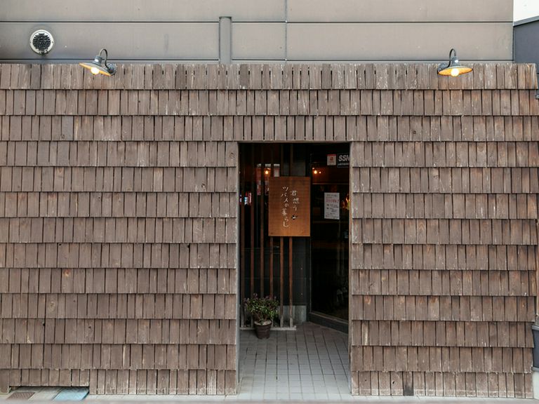 ストーリ性ある店名と外観、店内はくつろぎのオシャレ空間
