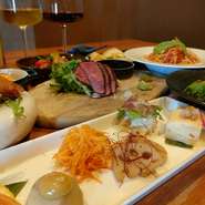 こだわり和牛の炭火焼きや本格中華など、多彩な料理が揃う同店。自然派を中心としたワインなど、お酒のラインナップも充実しています。選べるコースもあるから、大切な人の記念日にもおすすめです。