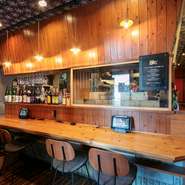 オシャレな店内空間とおいしい料理、バリエーション豊富に揃うお酒で、カップルのデートにもおすすめ。カウンター席でもゆったりとくつろぎながら2人の時間を楽しめます。