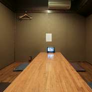 8名収容可能な個室2室は、人数次第で連結して使用することもできます。最大16名程度までで利用でき、大人数での宴会やパーティにも対応できます。歓送迎会や合コンなど、気軽に相談してみて。