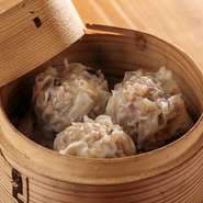 中華厨房出身の店主が、毎日お店で手づくりする自家製『やみつきシュウマイ』は、豚ひき肉に玉ねぎ、しいたけを加えたオリジナルの肉だねが人気。一度食べたらやみつきのおいしさで、鉄板人気のメニューです。