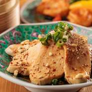 鶏むね肉を低温調理でしっとりと仕上げた『四川辛味鶏~よだれ鶏~』はマイルドながらあと引く辛さ。中国黒酢や中国たまり、四川の花山椒など本場の調味料やスパイスを使用し、四川風の辛みとしびれを再現しました。